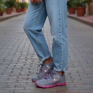 Under Armour Girl’s Sneakers 6Y Gray & Pink Shoes Big Girl Size Athletic Apparel